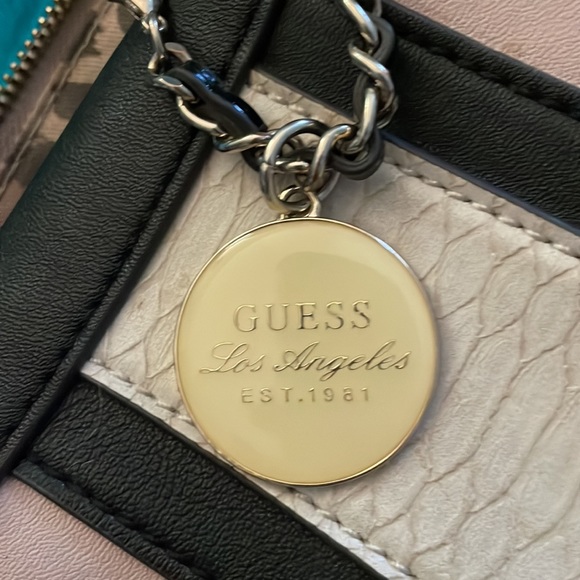 Guess purse - Picture 2 of 4
